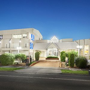 Ciloms Airport Lodge in Tullamarine, image may contain: Furniture, Dorm Room, Bed, Bedroom