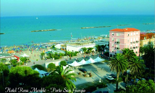 Panorama della spiaggia e del Lungomare ove è ubicato l'Hotel Rosa Meublé