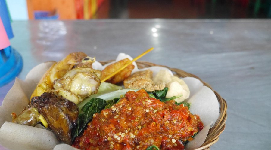 Nasi tempong khas Banyuwangi dengan sambal pedas dan lauk lengkap, menciptakan pengalaman kuliner otentik