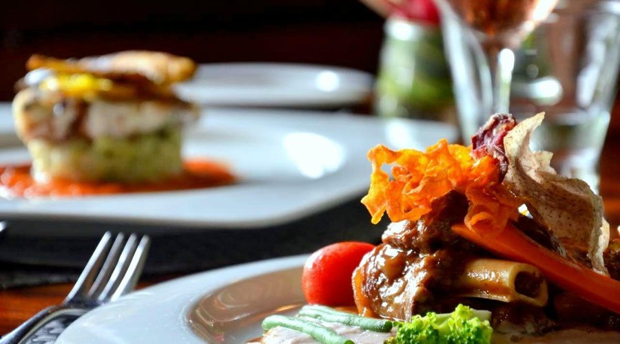 Souris d'agneau braisé au vin rouge de Bordeaux.