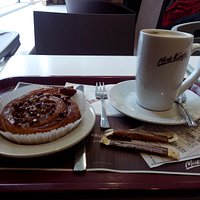 Улитка с карамелью и кофе с молоком
