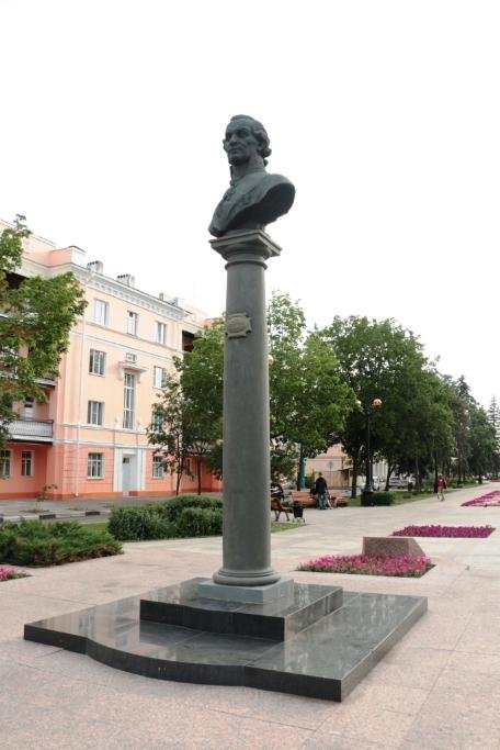 Г р державин тамбов. Державин памятник в Тамбове. Гавриил Державин памятник в Тамбове. Памятник г.р Державина Тамбов. Державин Гавриил Романович памятник Тамбов.