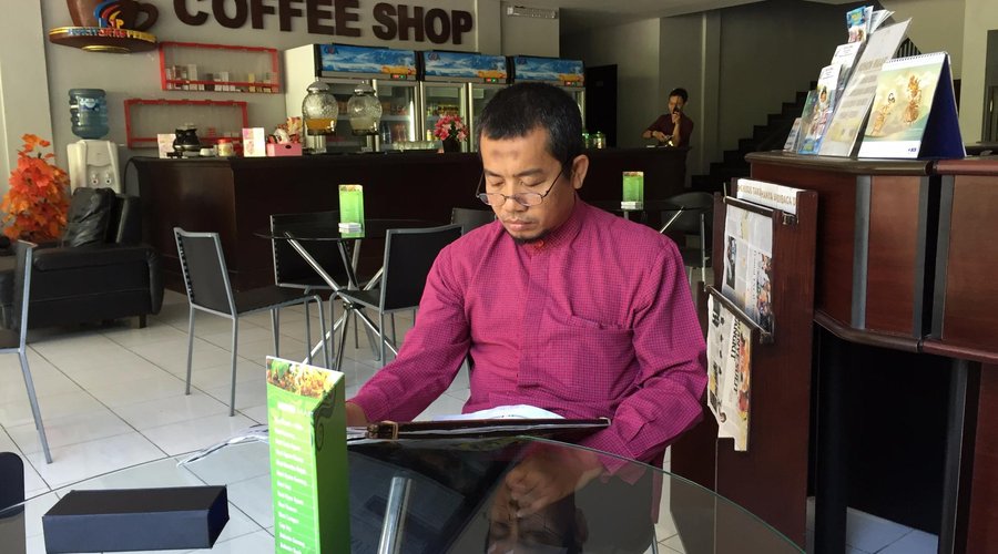 Lobby, merangkap Coffee Shops praktis untuk menunggu jemputan