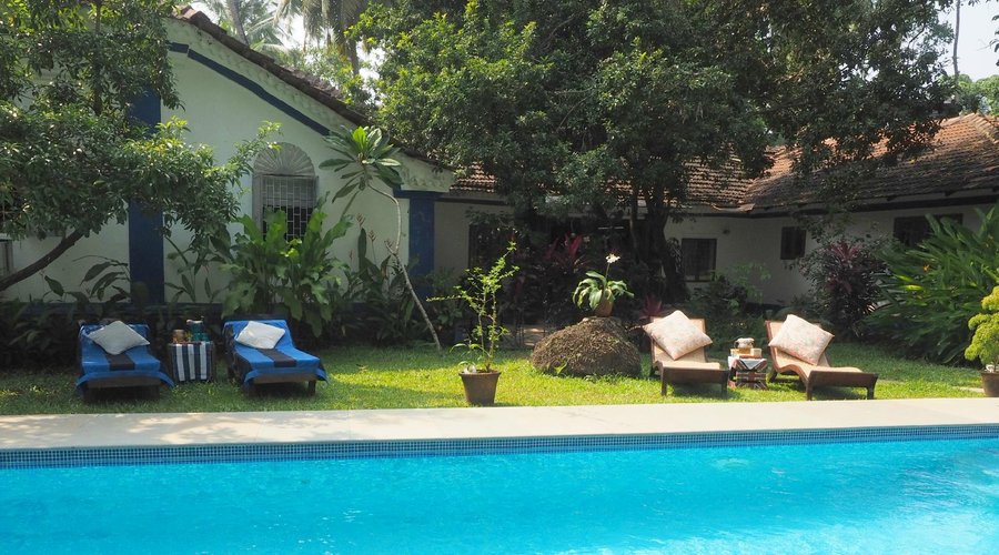 Pool, sunbeds and house