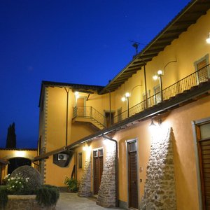 Il patio con l'antico frantoio dei frati