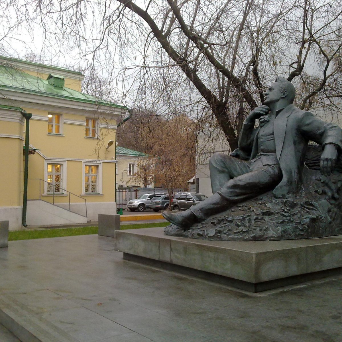 Шаляпин памятник. Новинский бульвар памятник Шаляпина. Памятник Фёдору Шаляпину на Новинском бульваре;. Федор Шаляпин памятник в Москве. Скульптура Шаляпина в Москве.