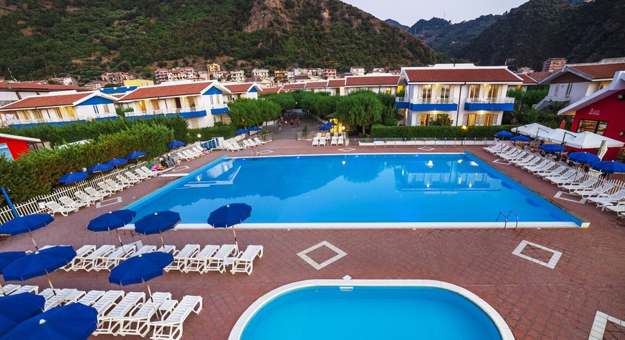 Vista Piscina e Camere Family