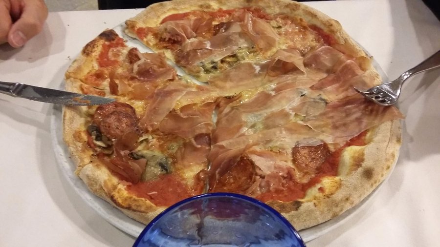 Pizza casa, pomodoro, mozzarella, funghi, prosciutto