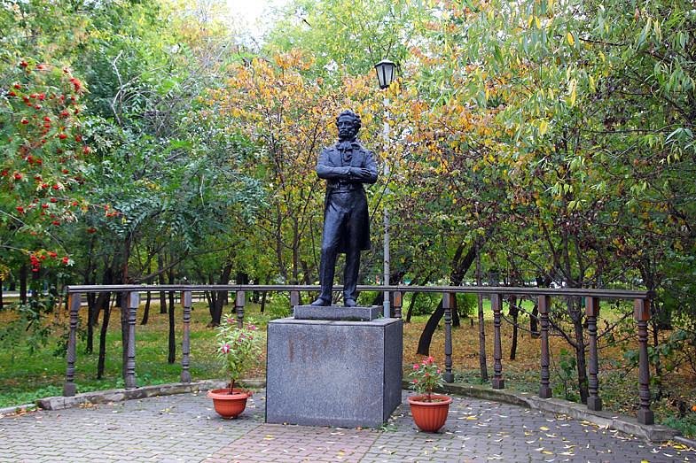 Памятник в центральном парке. Памятник Пушкину в Красноярске. Сквер Пушкина Красноярск. Памятник Пушкин в Красноясрке. Центр памятник Пушкину Красноярск.