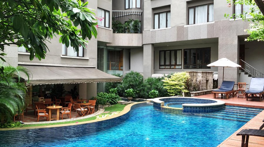 Outdoor swimming pool with jacuzzi