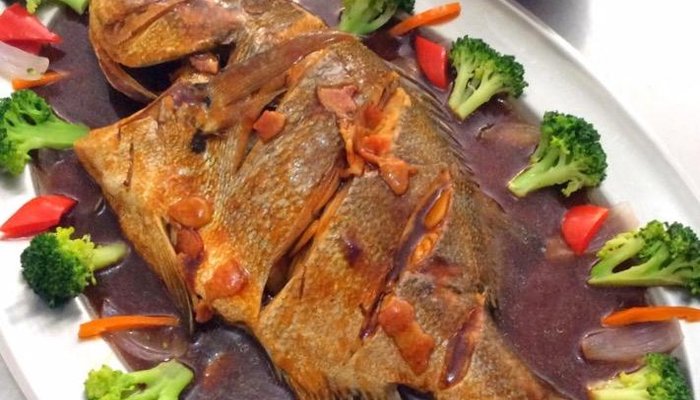 Chita estilo oriental con verduras salteadas y arroz blanco.