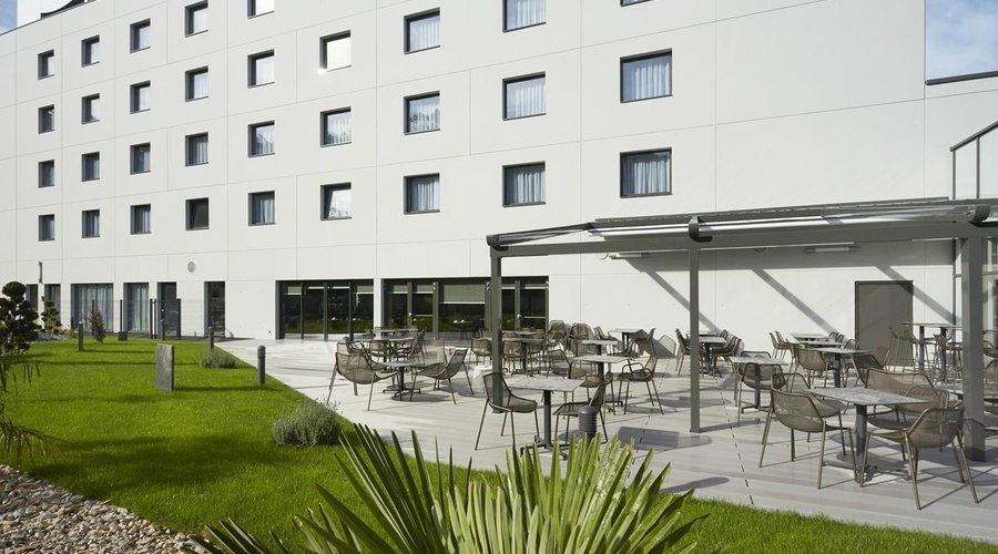 Vue extérieure de l'hôtel et la terrasse