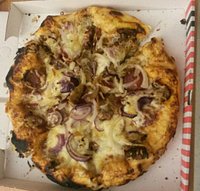 Döner Pizza mit Sucuk und Käserand