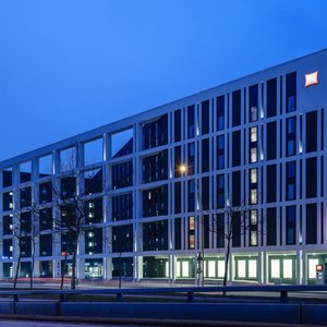 Das Hotel bei Nacht