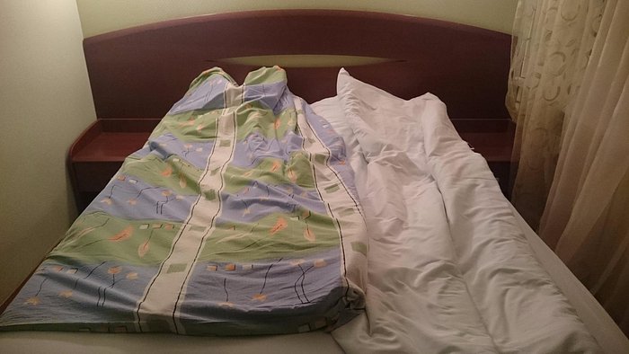 Дополнительное одеяло в номере на кровете. Гостиница Аист Нижний Тагил. Сауна в аисте Нижний Тагил.