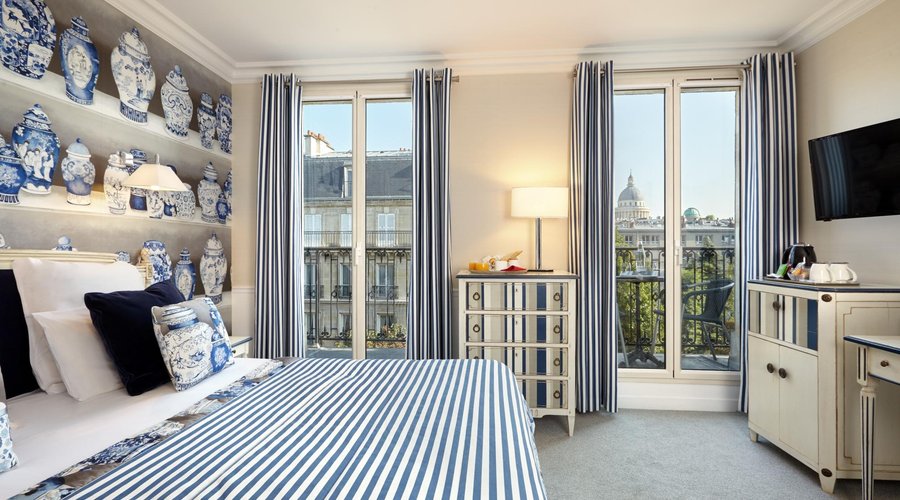 DELUXE ROOM