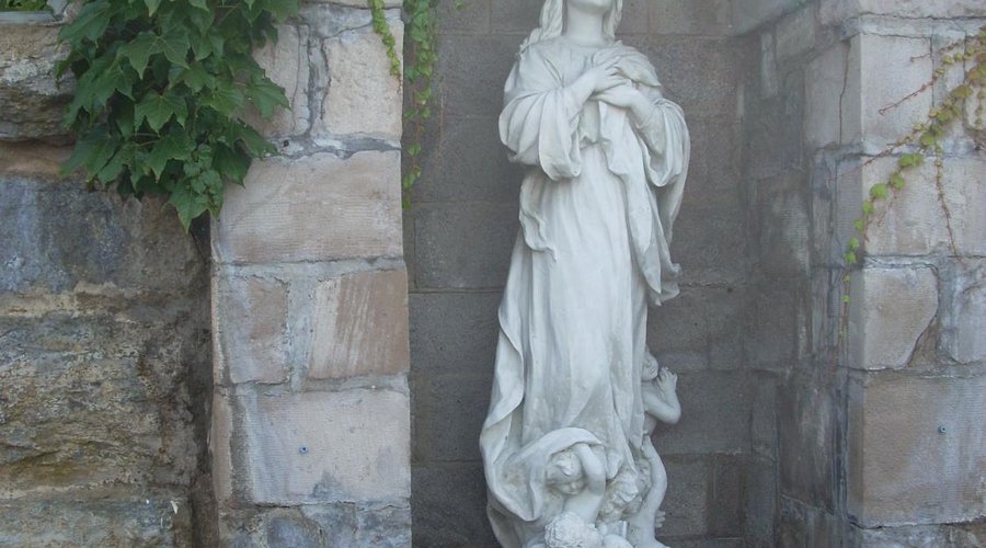 Gruta con imagen de la Virgen