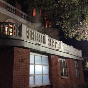 Та самая веранда и общий балкон с разбитой плиткой.