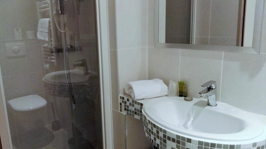 SALLE DE BAINS AVEC DOUCHE,WC