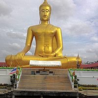 สักการะพระพุทธรูปปางมารวิชัย