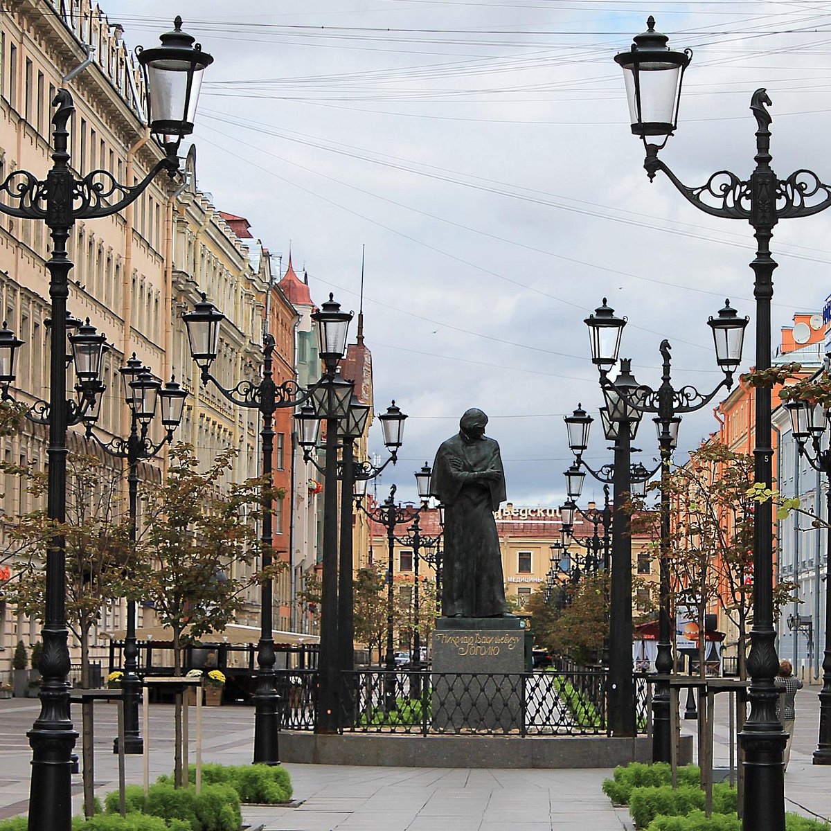 Памятник гоголю в санкт петербурге. Малая Конюшенная памятник Гоголю. Памятник Гоголю в Санкт-Петербурге на малой Конюшенной. Фонари на малой Конюшенной. Памятник Гоголю около Адмиралтейства.