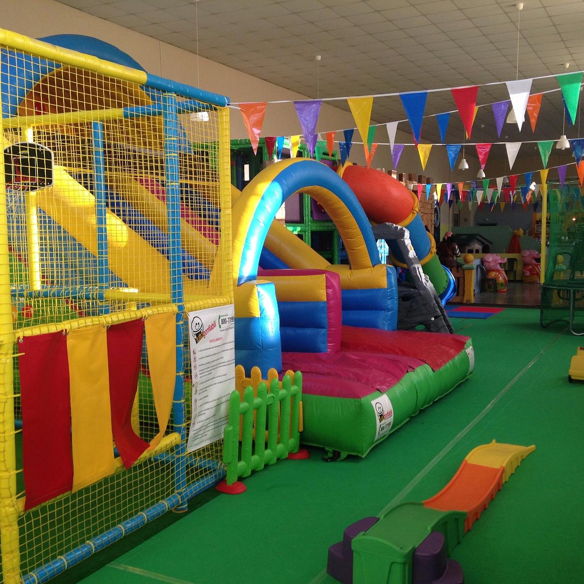 Sala per feste di compleanno con gonfiabili e giochi per bambini