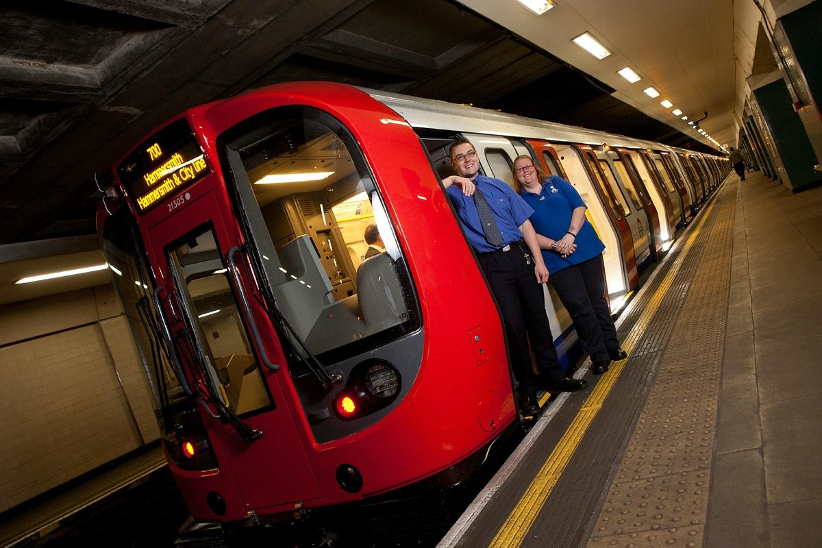 Sinal subterrâneo no arco de westminster, linha jubilee, em londres. o  metrô de londres é o sistema de metrô mais movimentado do mundo, com 1,1  bilhão de viagens anuais