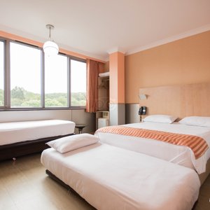 The Four Person Family Room at the Premier by Eurotraveller Hotel, Harrow