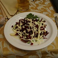Салат с олениной и брусникой