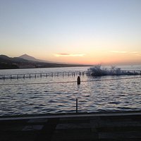 El previo de la cena ... un precioso atardecer con algo de oleaje