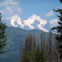 Blick auf die Belukha von Rakhmanovskie Klyuchi aus