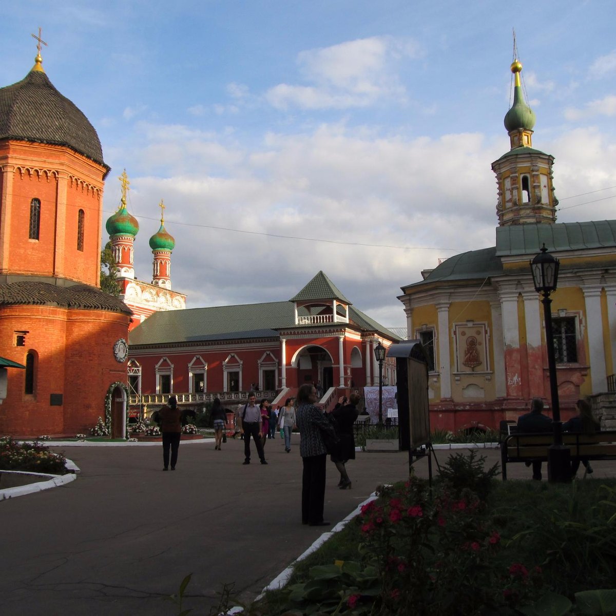 Надвратный Храм Покрова Пресвятой Богородицы Высоко-Петровского монастыря,  Москва - Tripadvisor