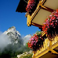 Gasthof mit Gosaukamm im Hintergrund