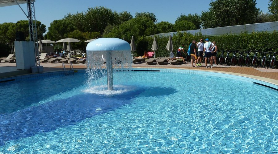Am Pool im Camping