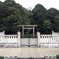 欽明天皇陵前