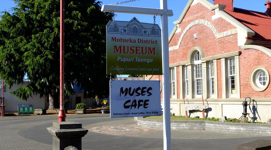 Main entrain (next to Museum)