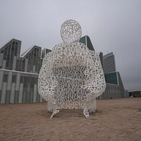 Скульптура у дворца