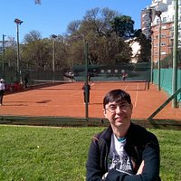 O pessoal fica jogando tênis nas praças por perto