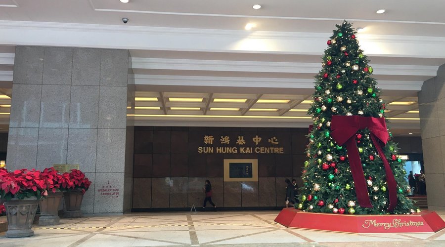for taxis, ask for the landmark Wanchai Sun Hung Kai Center (pron "SanHonKhay zongsum"). Kapok i
