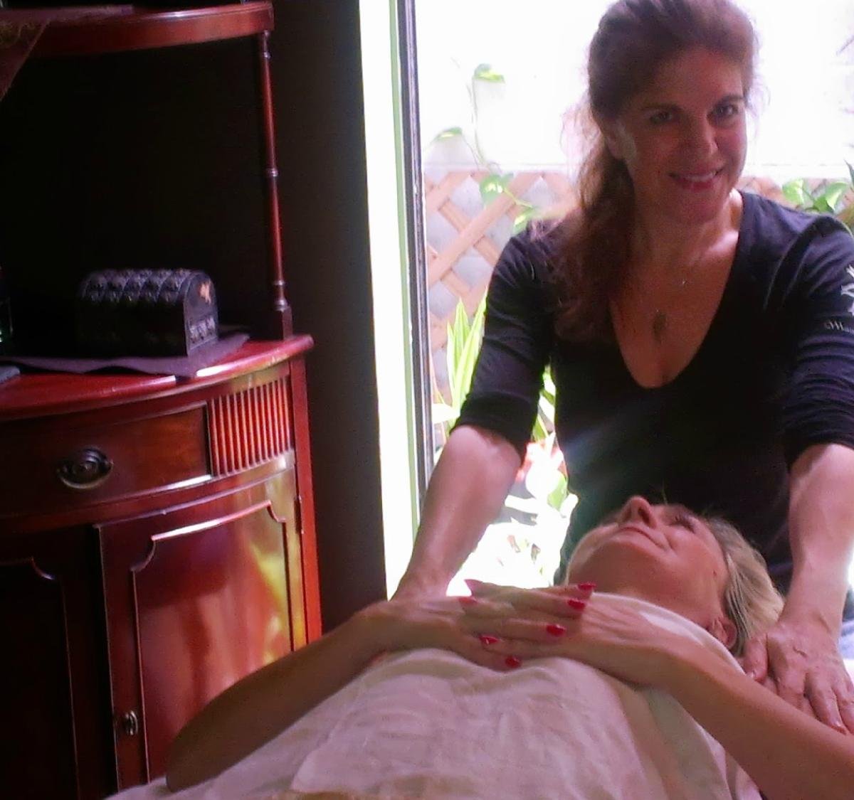 Key massage. Гавайский массаж Ломи Ломи. Сьюзан Флойд Ломи. Гавайский массаж Ломи Ломи Нуи. Гавайский массаж Ломи-Ломи в 4 руки.