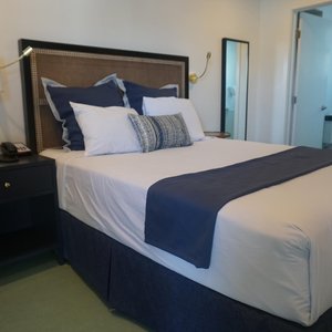 Mylo Hotel in Daly City, image may contain: Cushion, Bed, Furniture, Lamp
