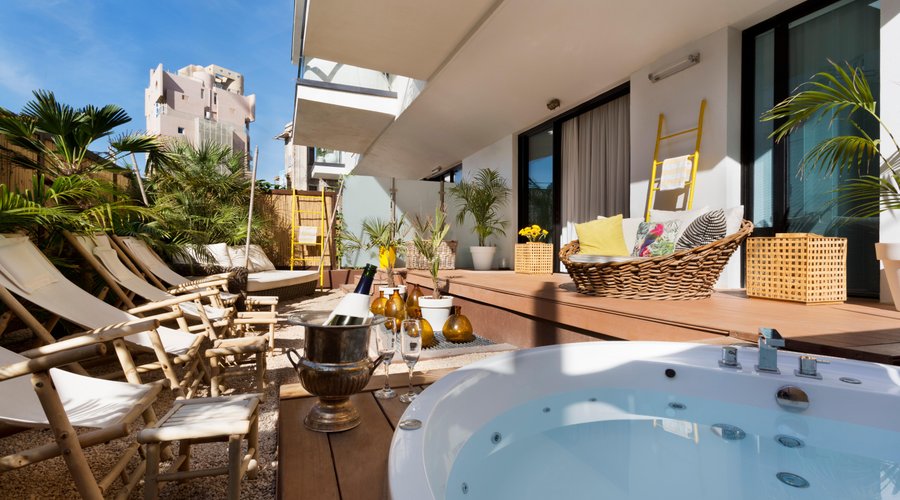 Spa garden with outdoor Jacuzzi Tub