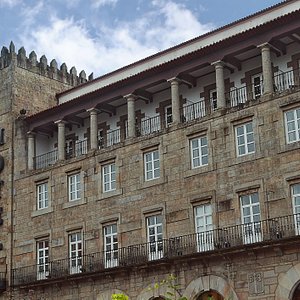 Fachada del Hotel Compostela****. Edificio histórico obra de Antonio Cominges 