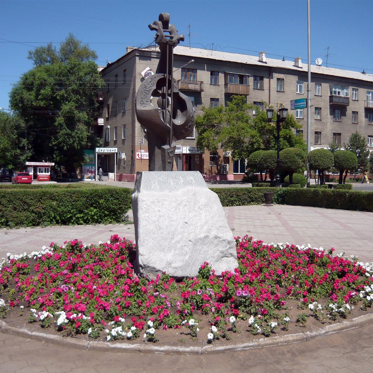 Памятник кобыз в Караганде