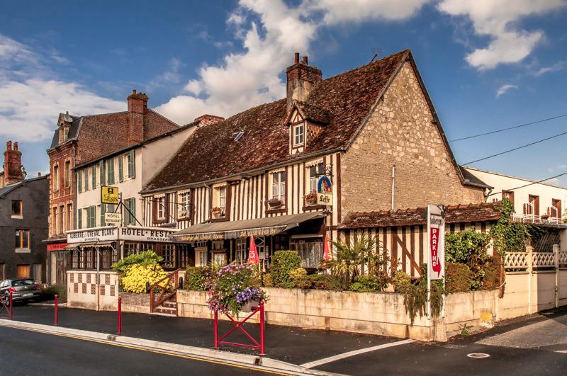 AUBERGE DU CHEVAL BLANC - Prices & Inn Reviews (Crevecoeur-en-Auge