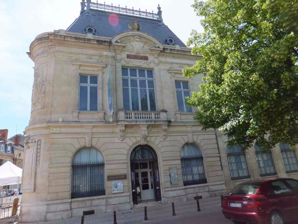 MUSEO DE BELLAS ARTES Y ARQUEOLOGÍA CHÂLONS-EN-CHAMPAGNE FRANCIA