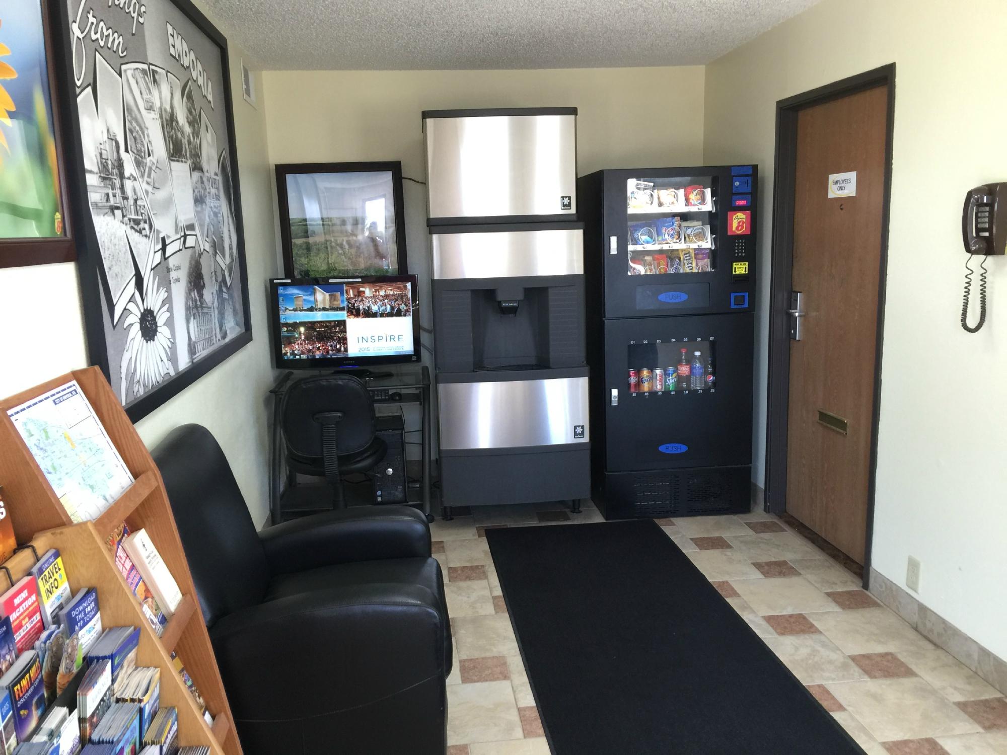 Hotel photo 1 of Super 8 by Wyndham Emporia.