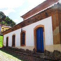 fica atrás da igreja