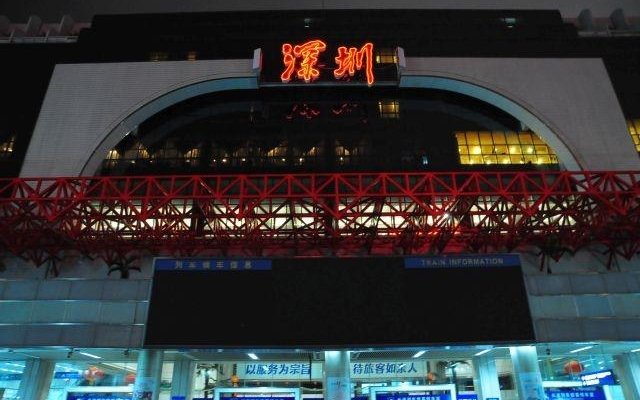 羅湖駅前から夜の深セン駅を