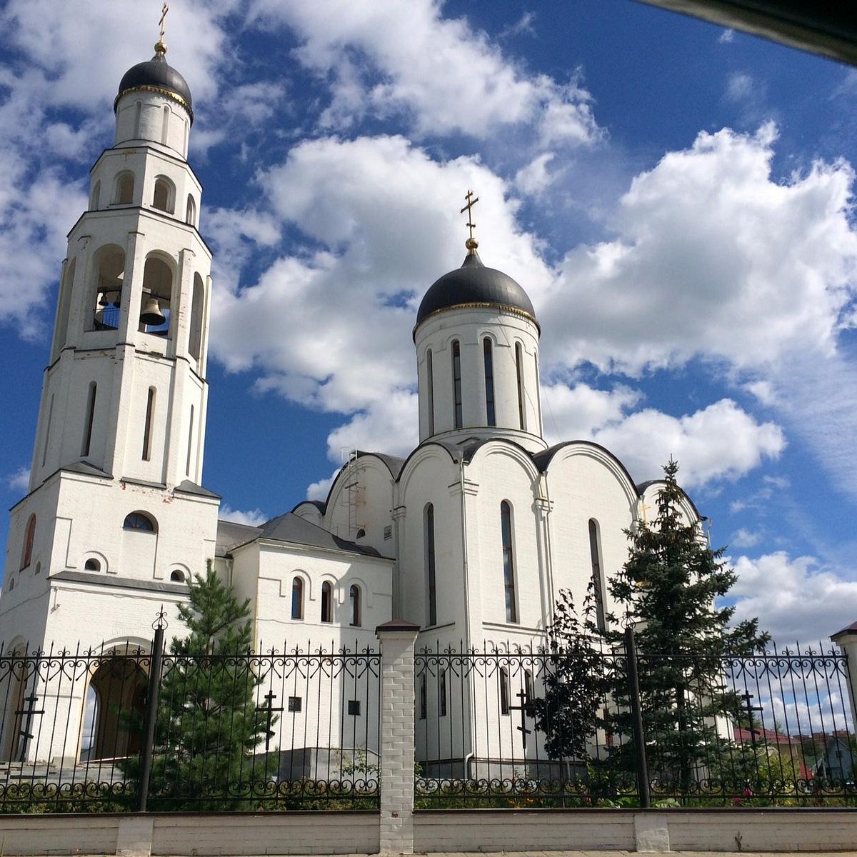 Апрелевка московская. Церковь Ильи пророка Апрелевка. Храм пророка Божия Илии Апрелевка. Ильинская Церковь Апрелевка. Достопримечательности Апрелевки Московской области.